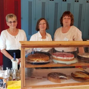 Kuchenverkauf beim Freibadverein