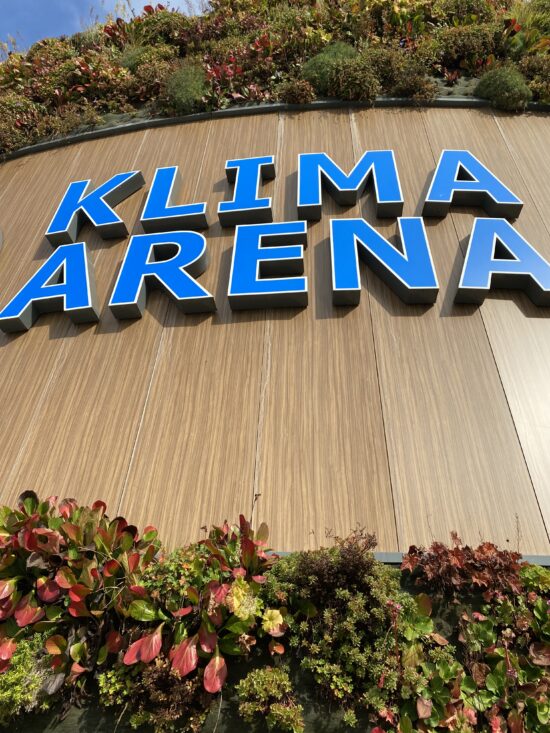 Eisblock, Hyperbus und Einkaufskorb: die Sternenfelser LandFrauen in der Klima Arena Sinsheim